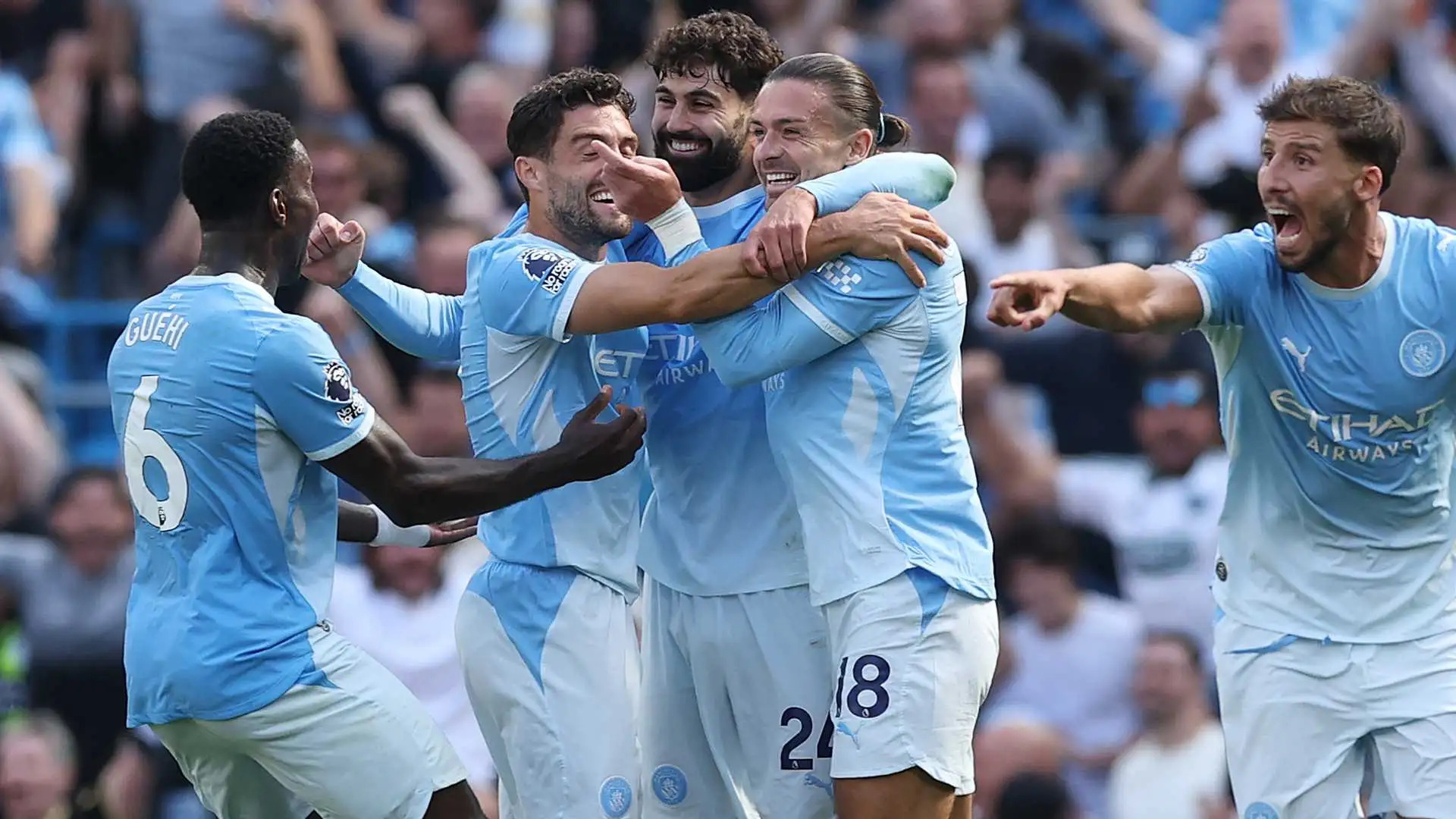 Jugadores del Manchester City celebran un gol abrazados en un partido de la Premier League
