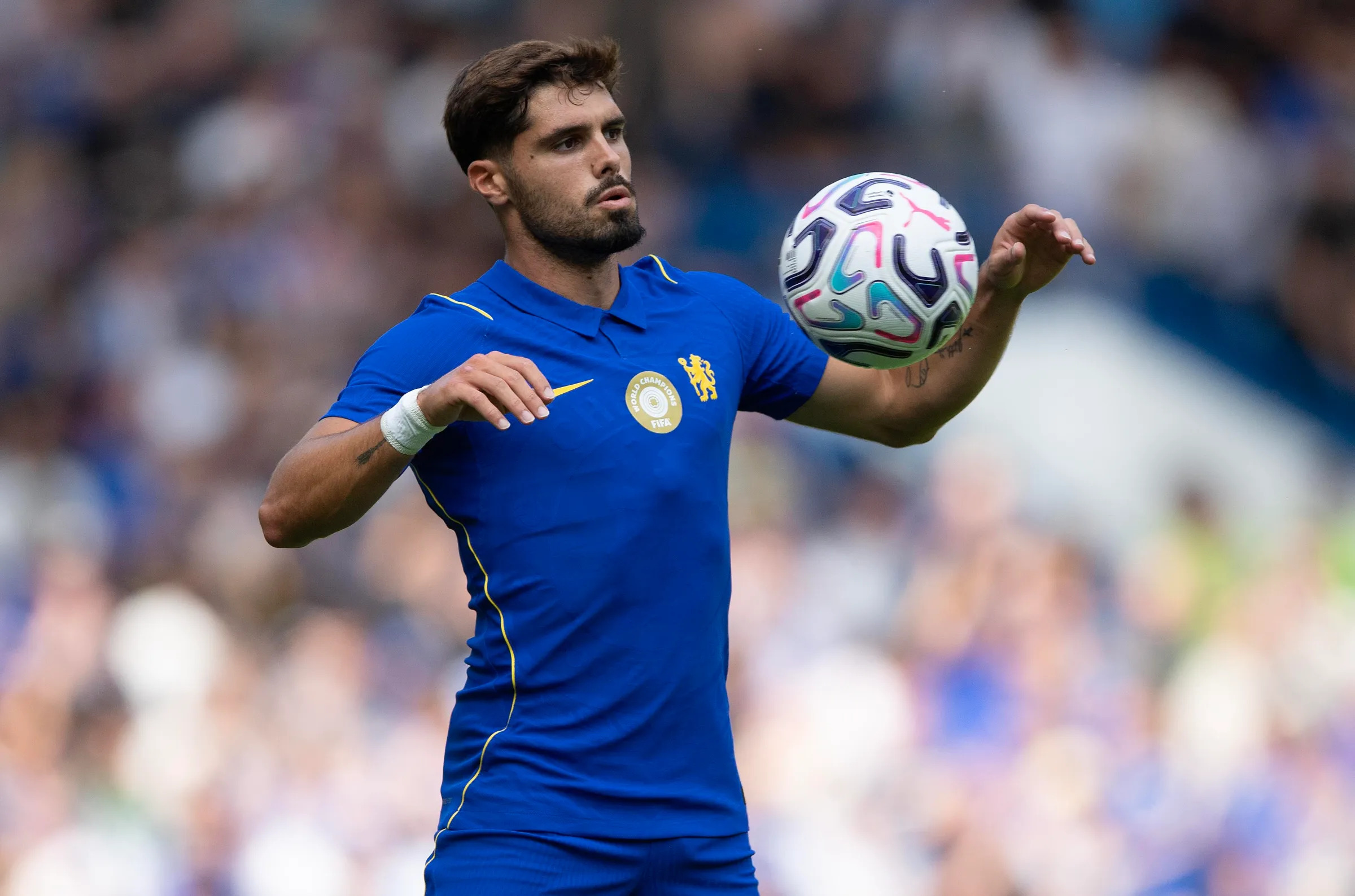 Pedro Neto controla el balón durante un partido de la Premier League