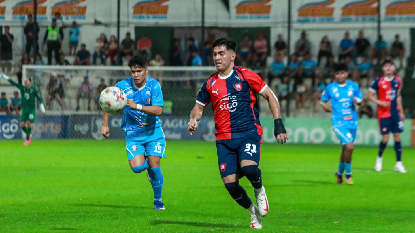 Un jugador de Cerro Porteño avanza con el balón en Copa Paraguay.