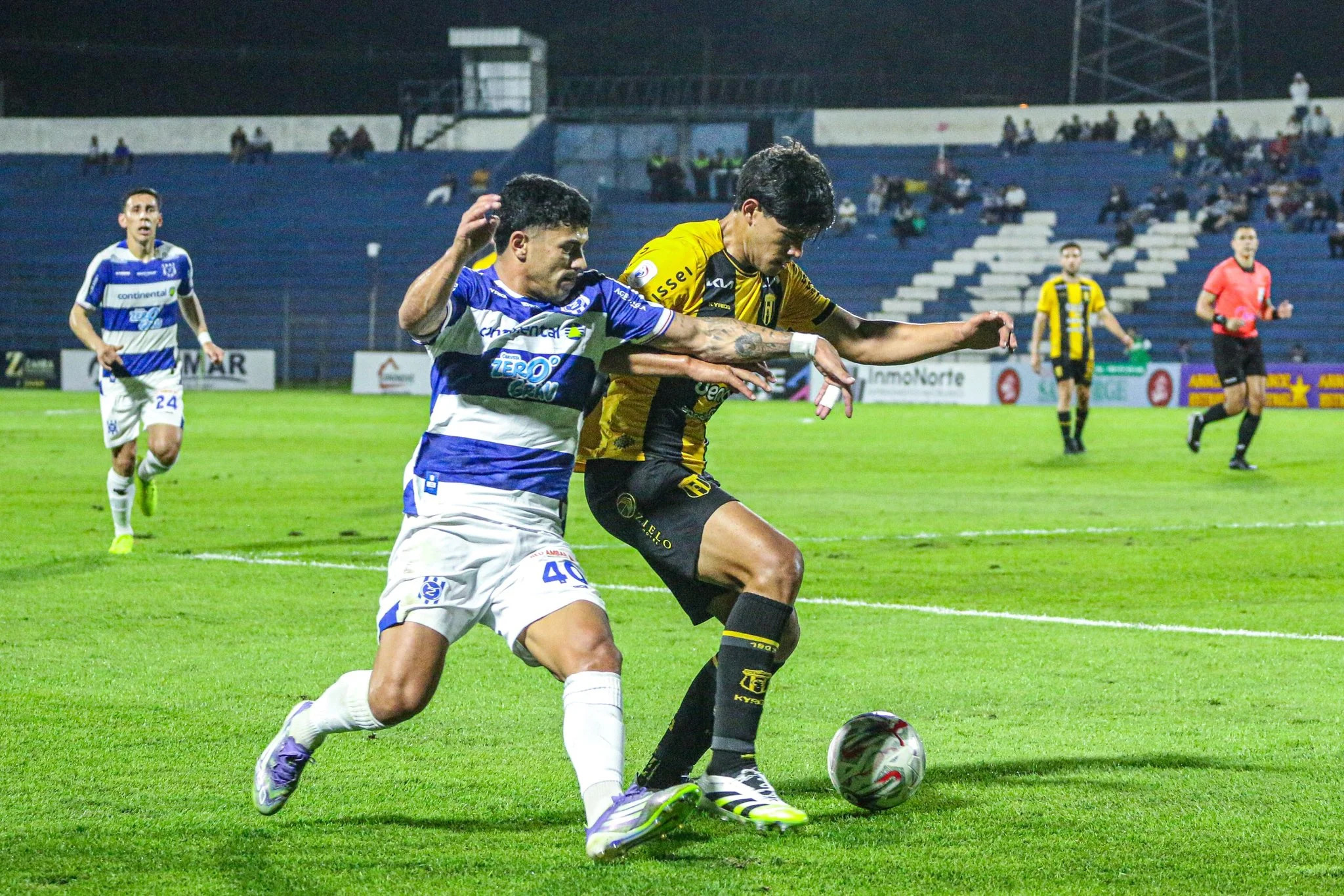 Jugadores de 2 de Mayo y Guaraní su duelo de la fecha 17 del Clausura