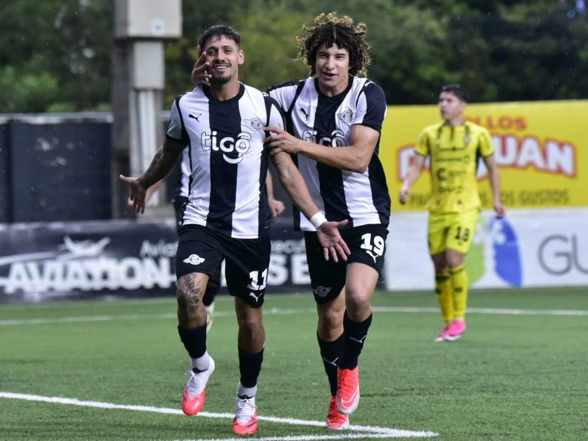 Jugadores de Libertad festejan un gol en vísperas a su partido de Copa Paraguay