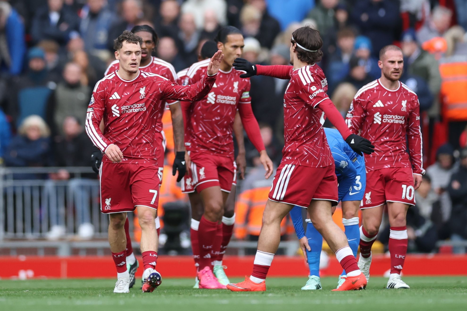 Jugadores de Liverpool listos para recibir a Arsenal en Anfield