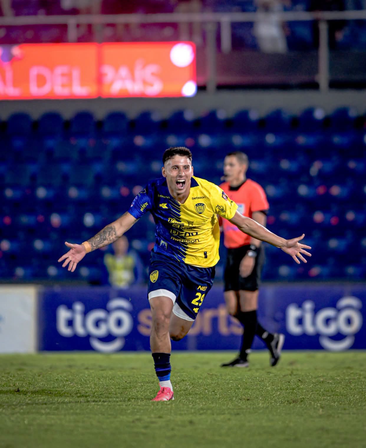 Un jugador de Luqueño festeja con los brazos abiertos celebrando la eliminación de Olimpia.